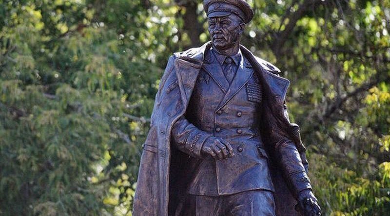 Шойгу открыл в Москве памятник основателю ВДВ генералу