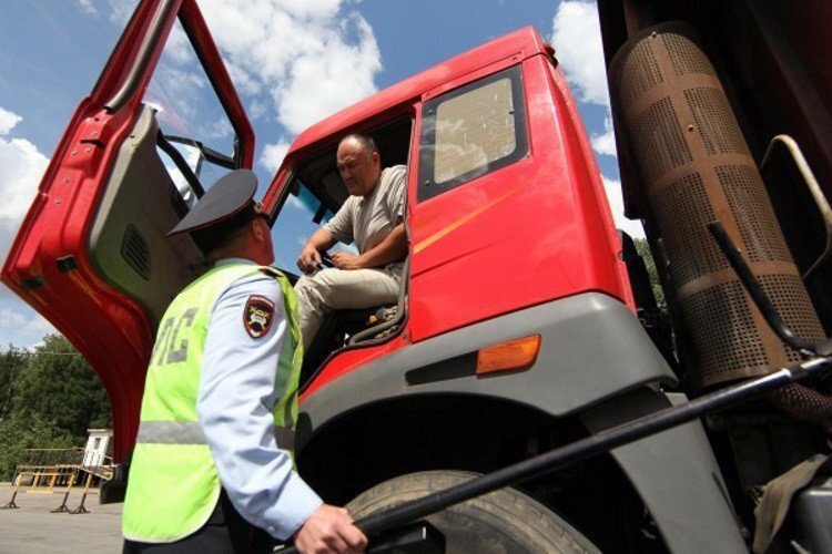 Сотрудники ГИБДД попались на рекордной взятке