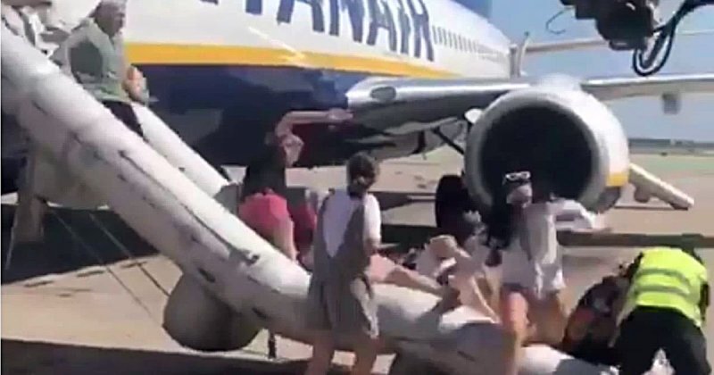 Пассажиров самолёта в Барселоне эвакуировали из-за возгорания телефона