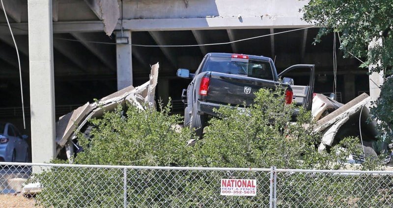 В Техасе обрушилась парковка вместе с автомобилями