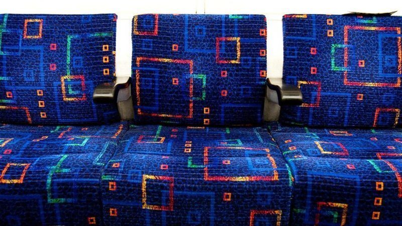 В сети объяснили, почему во всех автобусах сидения имеют такую яркую обивку. Звучит вполне логично!