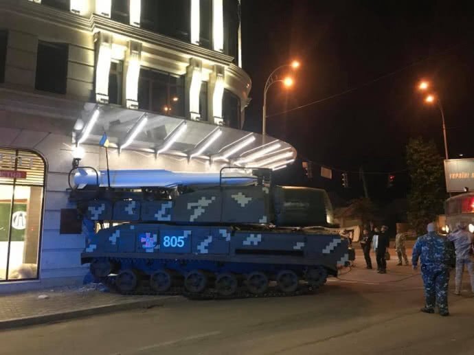 Во время репетиции военного парада в Киеве ЗРК "Бук" въехал в здание бизнес-центра