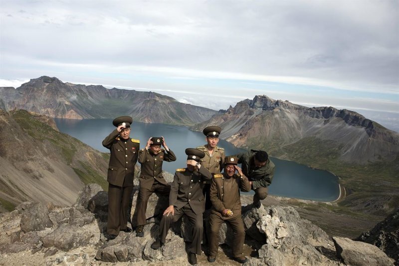 Военнослужащие Северной Кореи взбираются на вулкан Пэктусан на границе с Китаем