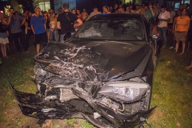 Авария дня. BMW на огромной скорости протаранил припаркованные авто