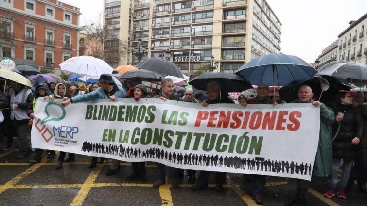Средняя пенсия работавших испанцев достигла почти 60% от средней зарплаты по стране