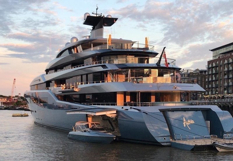 Богачи пожаловались на 98-метровую яхту миллиардера