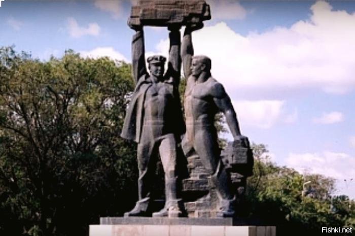 Рабочий ушёл от колхозницы помочь другу
