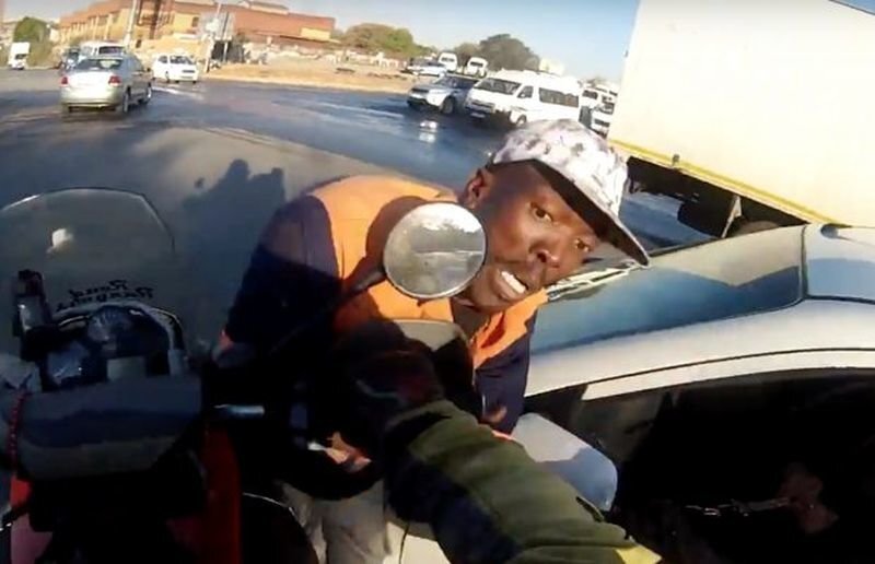 В Южной Африке храбрый байкер предотвратил ограбление с помощью мотоцикла