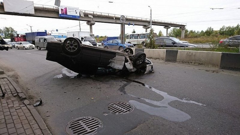 В Челябинске Субару врезался в Ниссан и перевернулся