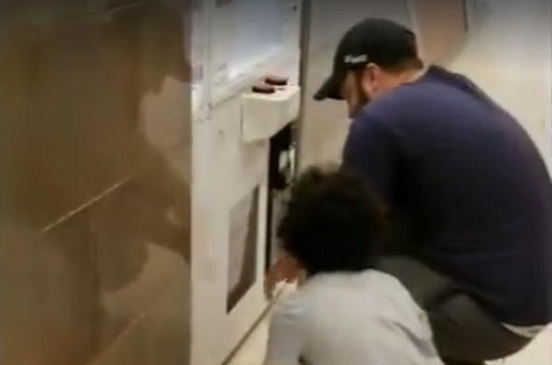 Мужчина с помощью маленькой дочки украл из игрового автомата кучу призов