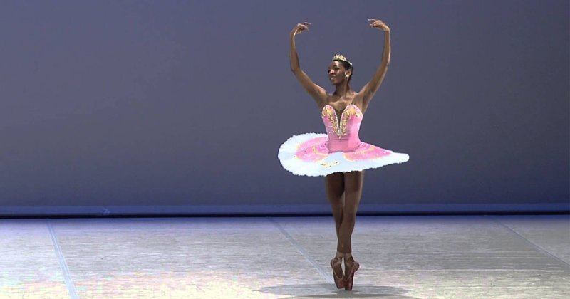 Темнокожая балерина устроила колготочную революцию