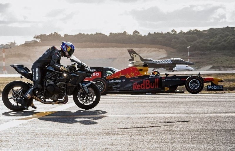 Эпическая гонка: мотоцикл против гоночного болида, электромобиля и истребителя