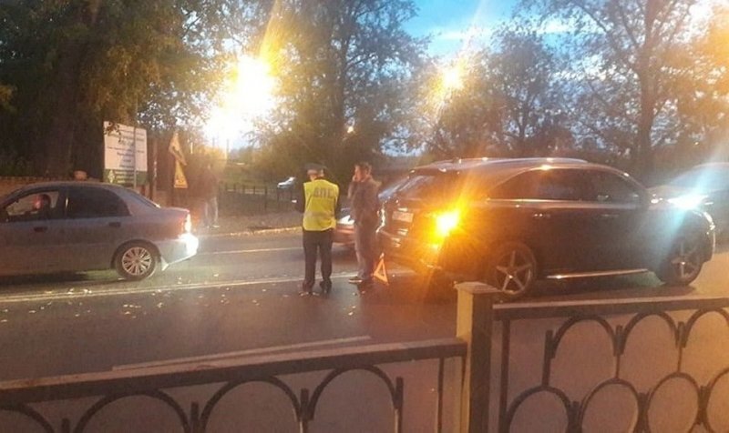 В Екатеринбурге мальчишка выбежал на дорогу и попал под колёса машины