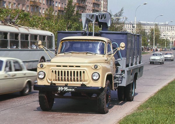 14 ламповых фотографий с автомобилями времен СССР