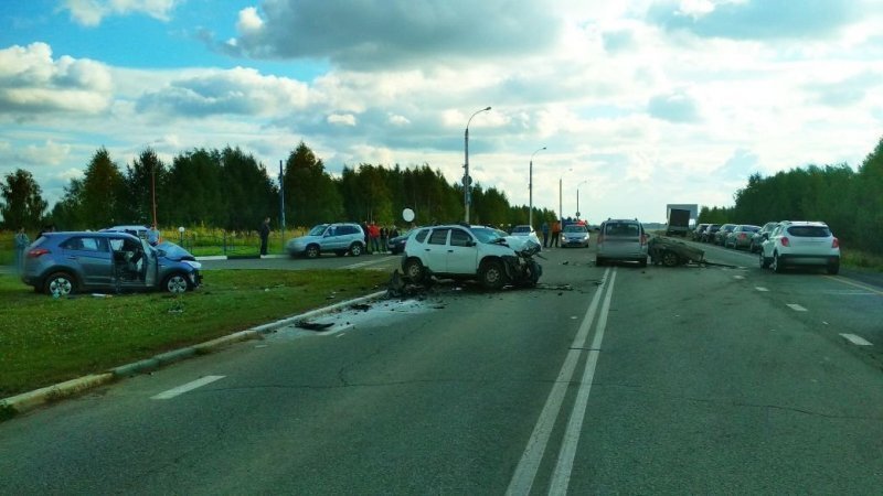 Авария дня.  Возле ижевского аэропорта в массовом ДТП погибла женщина