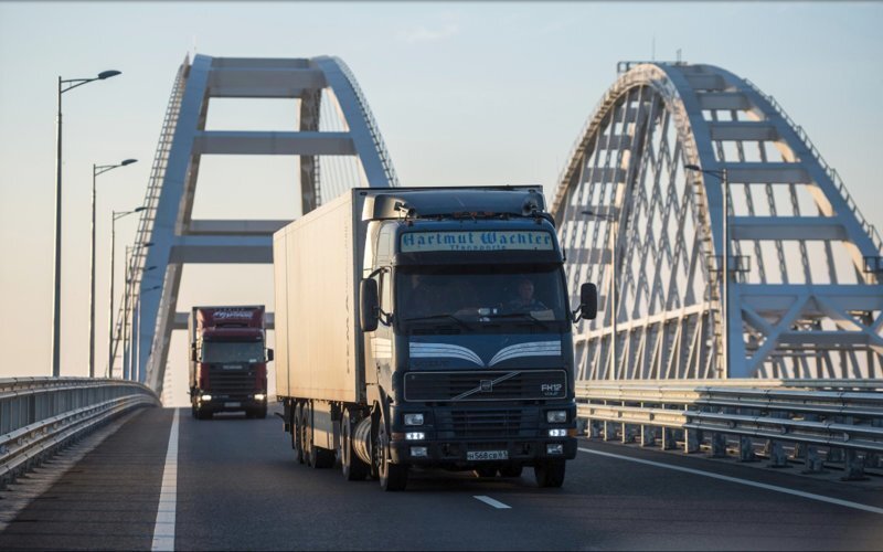 Крымский мост открыли для движения грузовиков