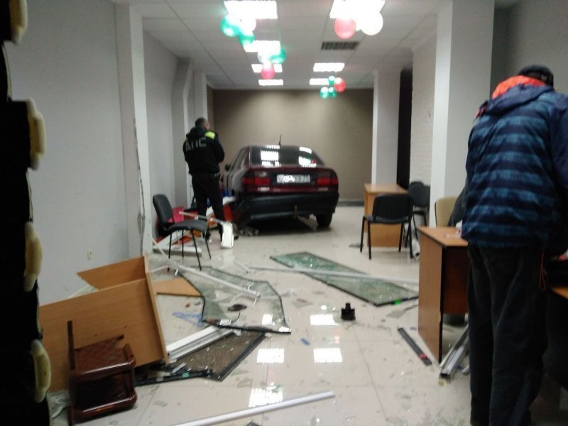 В Калининграде автомобиль протаранил дверь и заехал в детский учебный центр