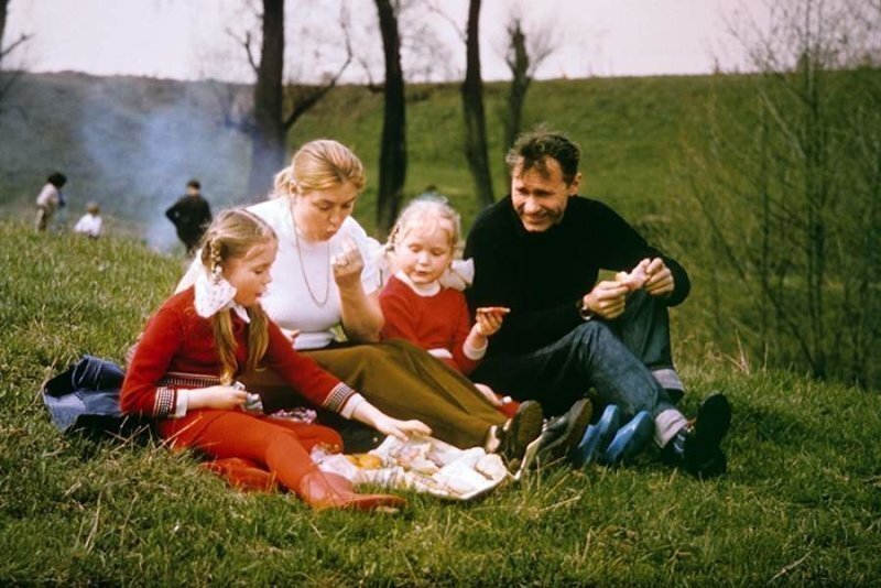 Василий Шукшин с супругой и дочерьми во время загородной прогулки. 1974 год