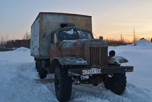 Старый ЗИЛ-157, который догнивал посреди поля, превратили в реактивный миномет «Катюша»