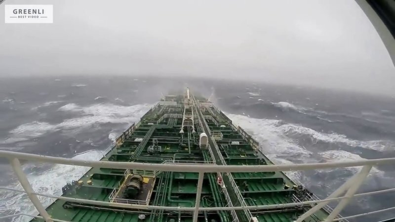 Корабли плывут сквозь шторм в океане