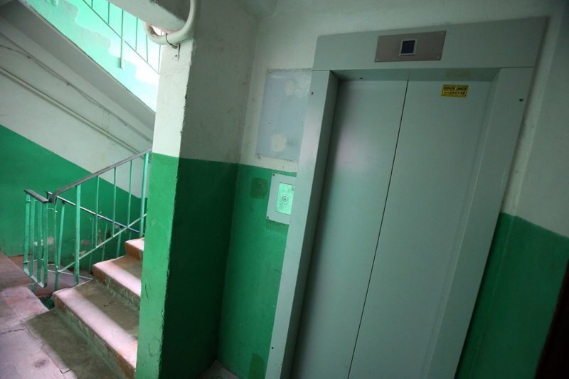В Воронеже пенсионеры месяц не могут вернуться домой из-за замены лифта