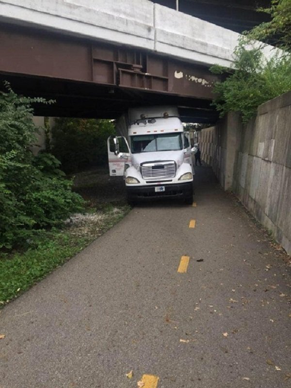 Заблудившийся водитель грузовика застрял под мостом