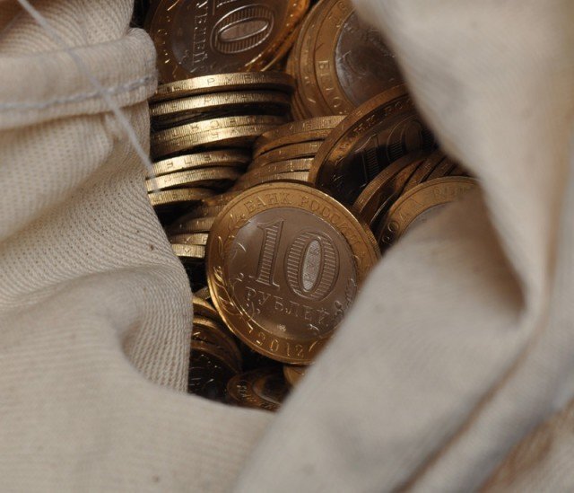Зарплата в мешке: в Зее врачу больницы выдали 35 килограммов монет