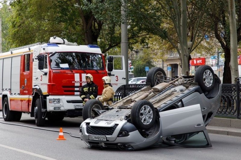 Авария дня.  В центре Волгограда перевернулся автомобиль