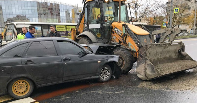 Это было покушение: Стас Барецкий столкнулся с трактором в Питере