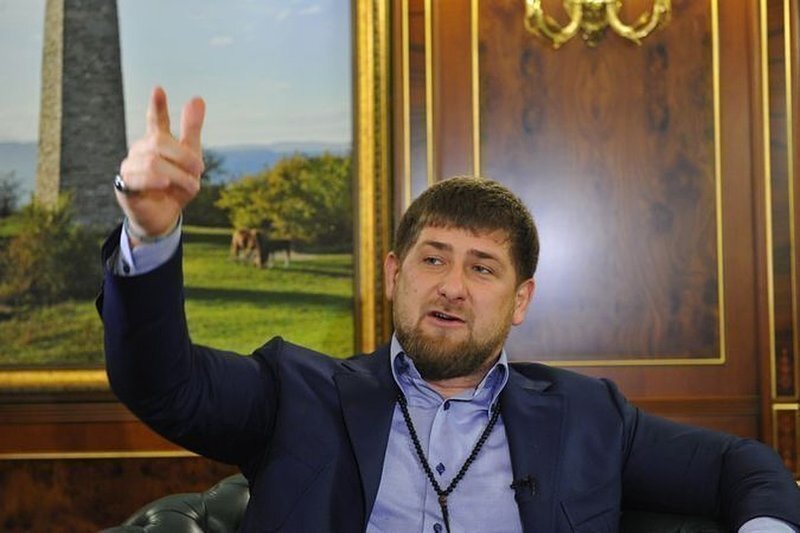 Кадыров устроил на работу бросившего банку в пассажира чеченца