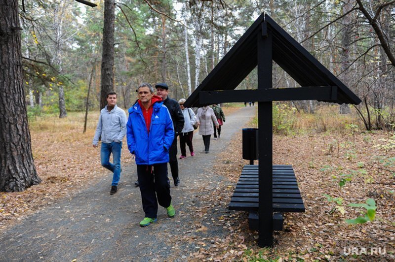12 октября 2018 г. в Челябинском бору открыли экотропу с «гробовыми досками» и «черными крестами»