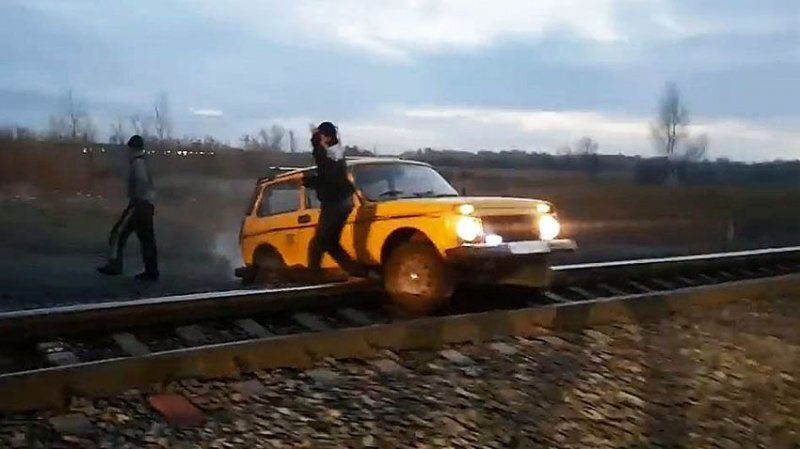 В Омске поезд снёс Ниву, застрявшую на рельсах