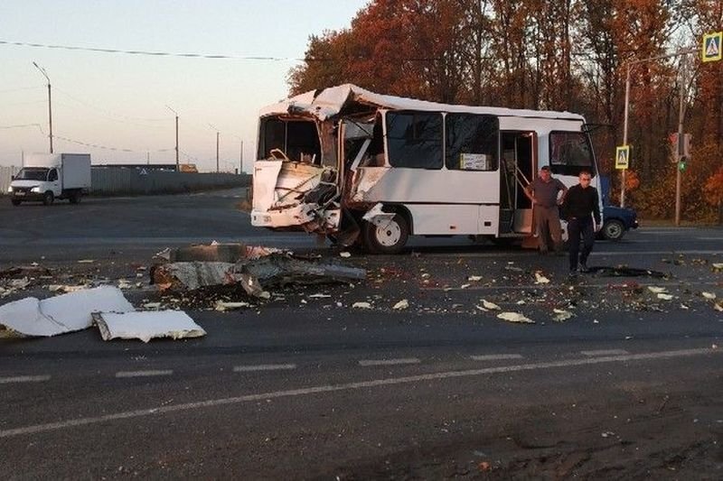 Авария дня. Фура с фруктами протаранила автобус под Рязанью