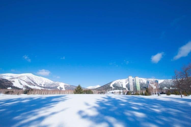 На одном японском острове есть ледяной отель, в котором можно окунуться в настоящую зимнюю сказку