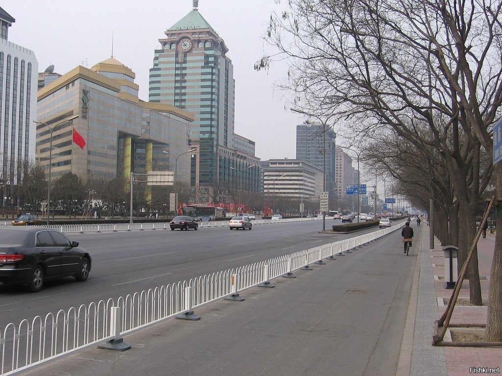 Еще виды Пекина, на этом месте в начале 00х была типа большая деревня, чем то...