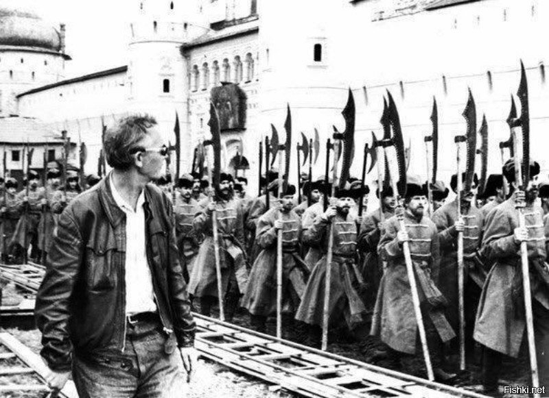 Леонид Гайдай на съемках фильма "Иван Васильевич меняет профессию", 1973 год
