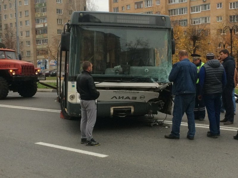 Авария дня.  В Серпухове кроссовер врезался в автобус