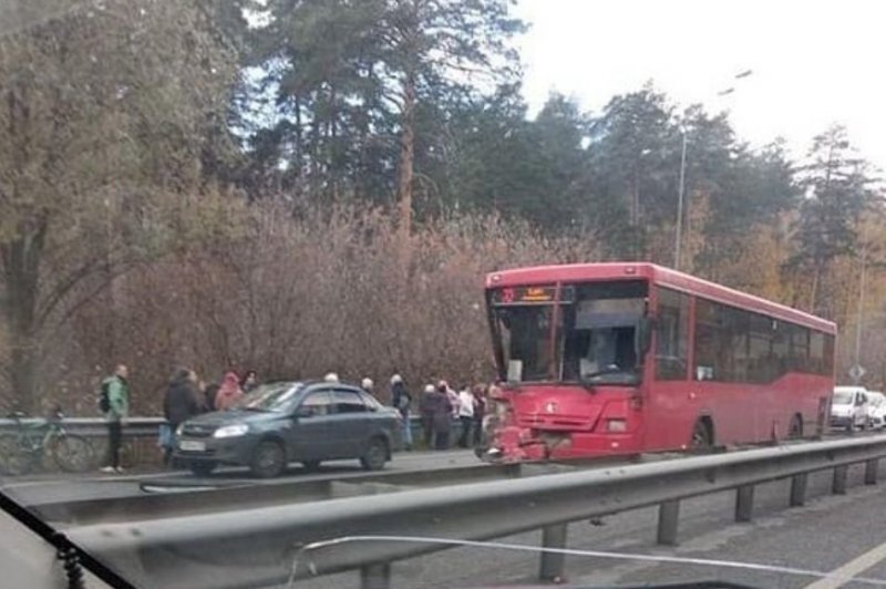 Авария дня. В ДТП с автобусом в Казани пострадало 10 человек