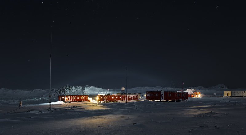 Первая кровь в Антарктиде: полярник пытался зарезать коллегу за спойлеры к книге