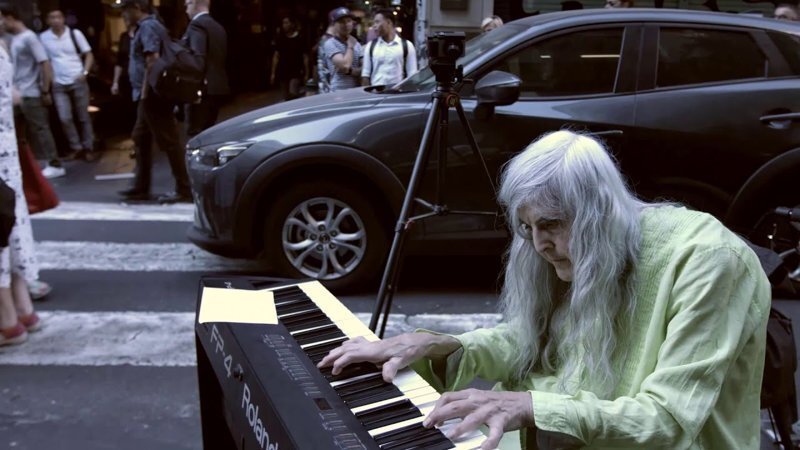 Уличная пианистка