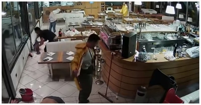 Крупная волна застала врасплох сотрудников итальянского ресторана