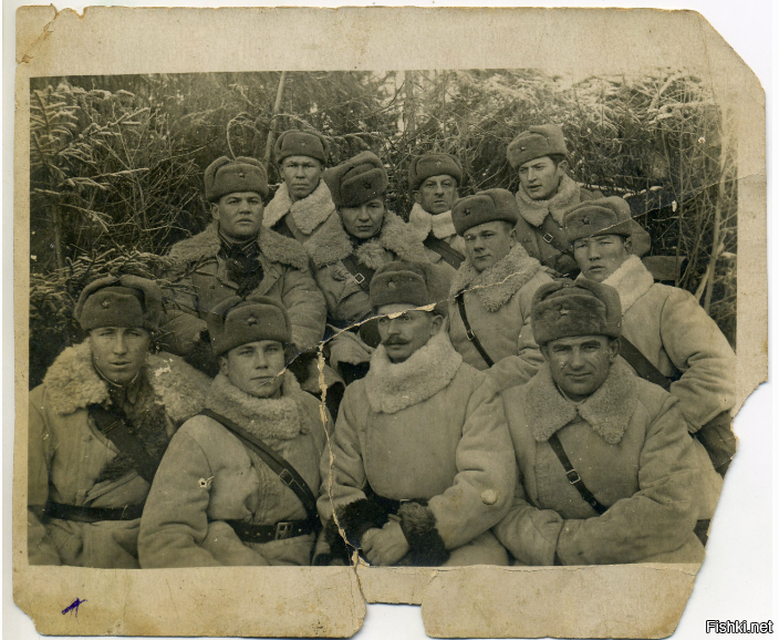 Гвардии старший лейтенант Пачаев Андрей Алексеевич (1-й ряд, 1-й слева) с бое...