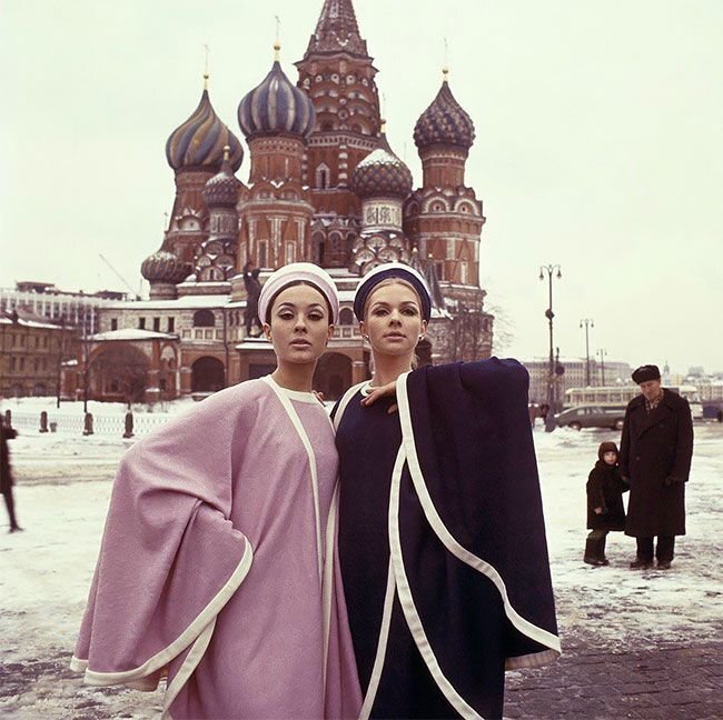 Фото Москвы в 1965 году с гостьями из будущего