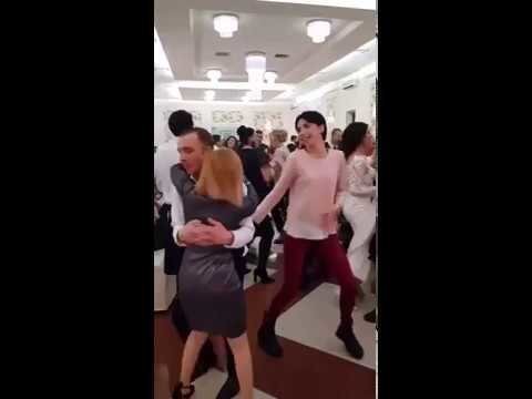 Ревнивая грузинка мешает мужу танцевать на свадьбе с другими