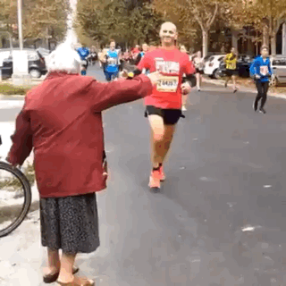 Вышла поддержать марафонцев