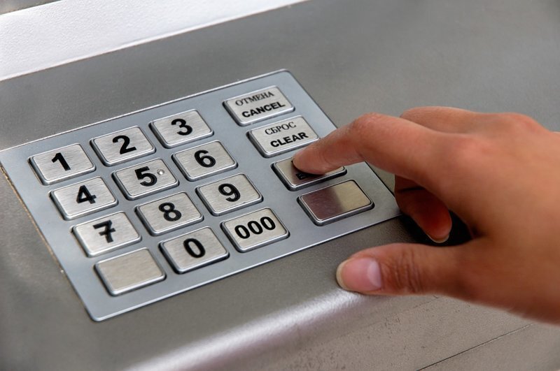 Пара из Иркутской области обманула банкомат купюрами «банка приколов»