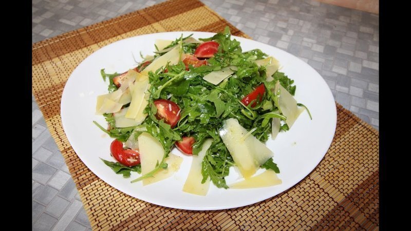 Салат с рукколой, помидорами и пармезаном