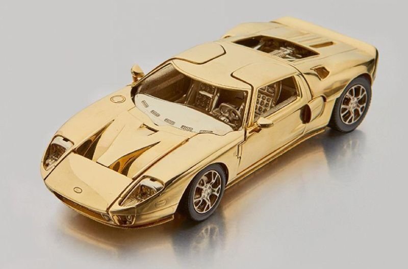 Миниатюрный  Ford GT выполненный из натурального золота уйдет с молотка