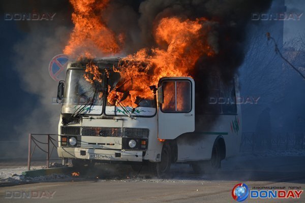 Автобус с пассажирами загорелся на полном ходу В Ростовской области