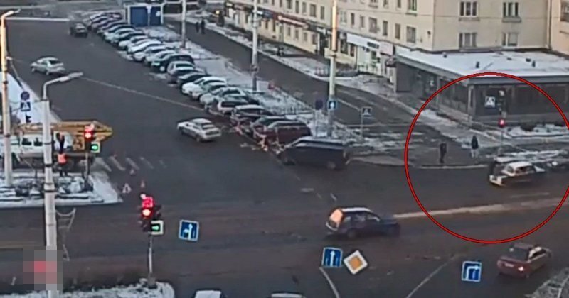 В центре Петрозаводска мужчина не смог перебежать дорогу